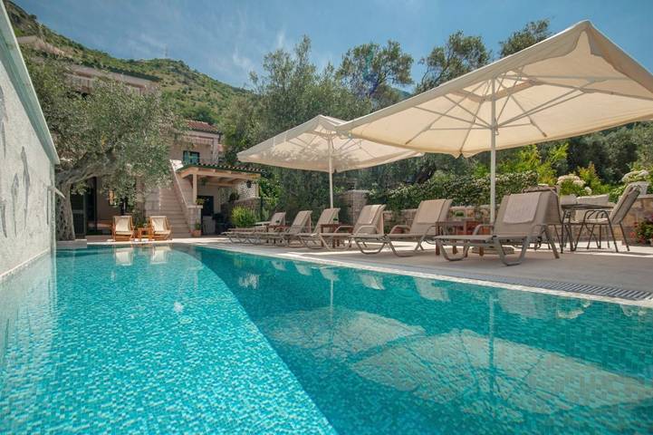 Casa vacanza per 8 persone, con Balcone e Terrazza nonché Giardino e Piscina a Sveti Stefan