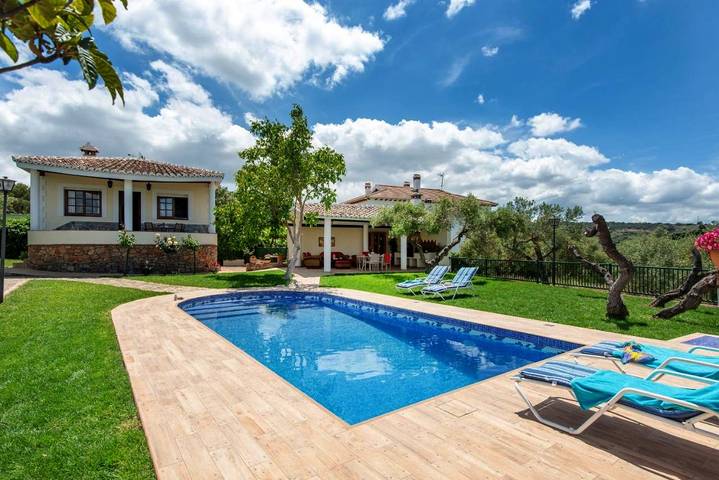 Casa rural para 4 personas, con piscina y vistas además de jardín y terraza en Ronda