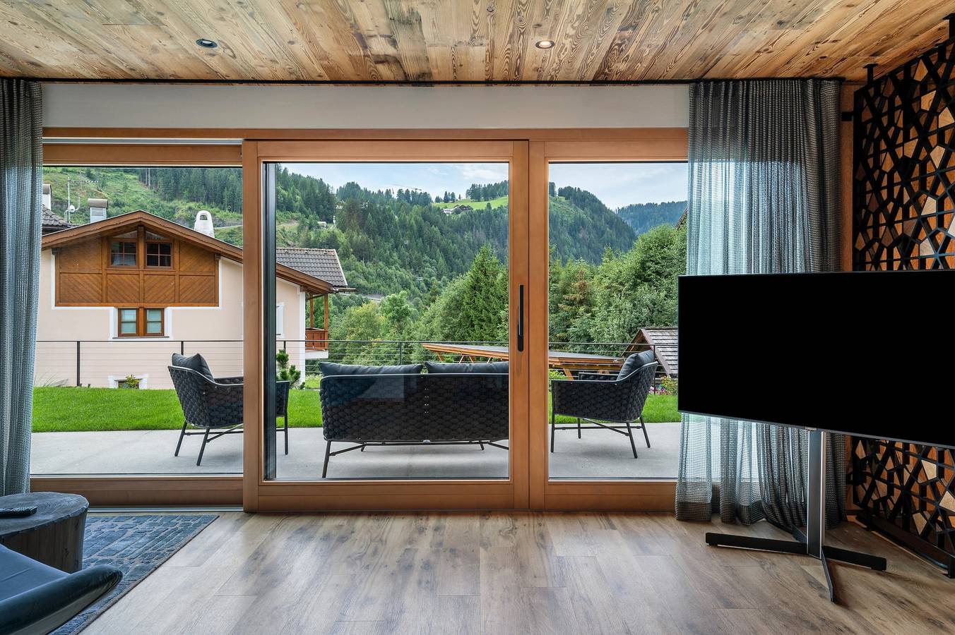 Appartamento intero, Villa Sofia Appartamento 'O' con vista sulle montagne, terrazza privata e Wi-Fi in Plan da Tieja, Selva di Val Gardena