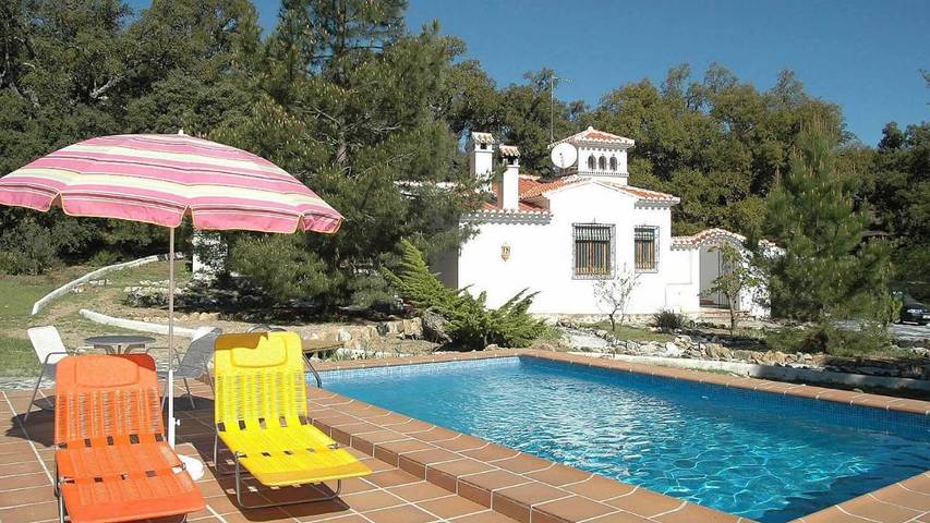 Apartamento para 4 personas, con terraza además de jardín y piscina en Alhama de Granada