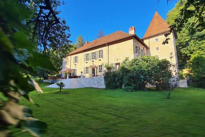 Location de vacances pour 2 personnes, avec Jardin et Piscine à Montanges