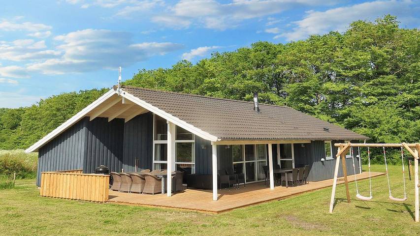 Ferieudlejning for 13 personer, med jacuzzi og sauna samt have, husdyr tilladt i Aalborg Kommune