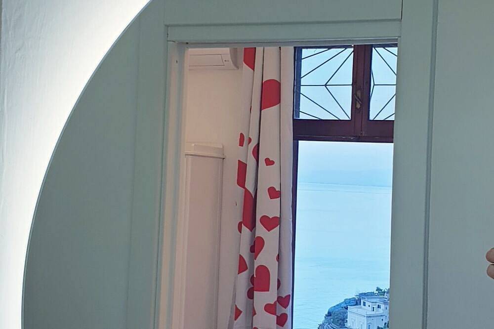 Magnificent suite with a bathtub and sea view of Amalfi, 15 minutes from beach in Amalfi, Sorrento Coast