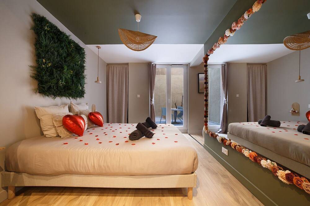 Appartement entier, Amour & Bulles • Love Room Premium • Balnéo • Sofa Tantra • Clim • Valence in Bourg-lès-Valence, Région de Valence