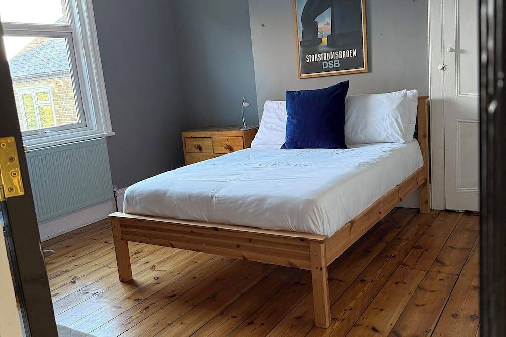 Large, bright, seaside family home with garden & parking, close to Walpole Bay. in Botany Bay, Kent