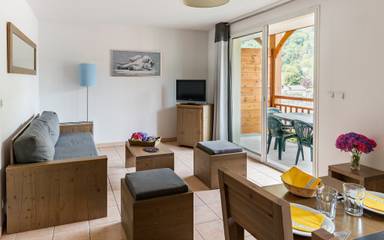 Gîte pour 8 personnes, avec balcon ainsi que sauna et piscine à Saint-Mamet