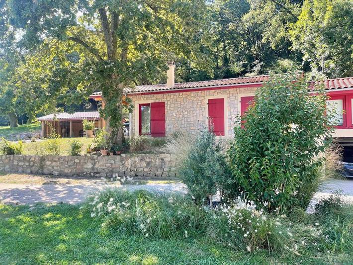 Location de vacances pour 4 personnes, avec piscine ainsi que vue et jardin à Larressore