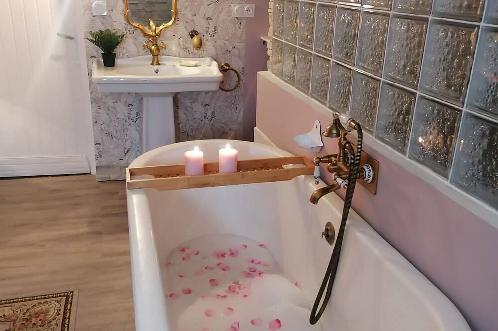 Suite Noelie, son Ecran de Cinema et sa Baignoire d Époque in Brassac (Tarn), Región de Castres