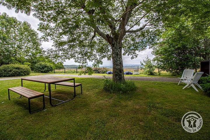 Gîte pour 8 personnes, avec jardin et terrasse, animaux acceptés à Castelvieilh