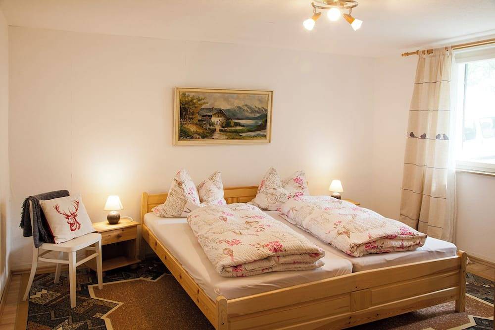 Ganze Wohnung, Ferienwohnung 'Haus Zur Bienenweide' mit Gemeinschaftsterrasse, Balkon und Wi-Fi in Schömberg, Nordschwarzwald