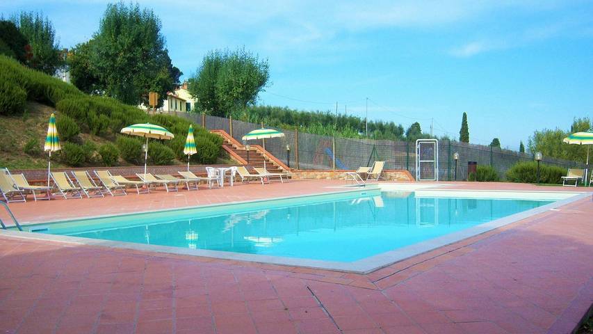 Agriturismo per 6 persone, con piscina e giardino in Gambassi Terme