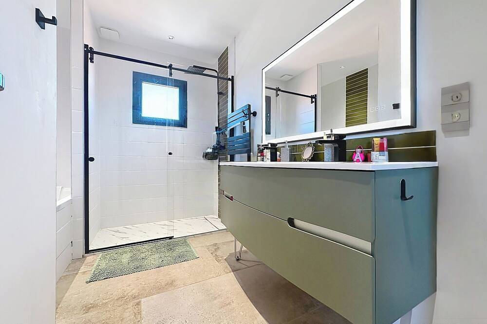 Superb modern villa overlooking the Ste Victoire between sea and mountains in Cabriès, Mittelmeerküste (Frankreich)