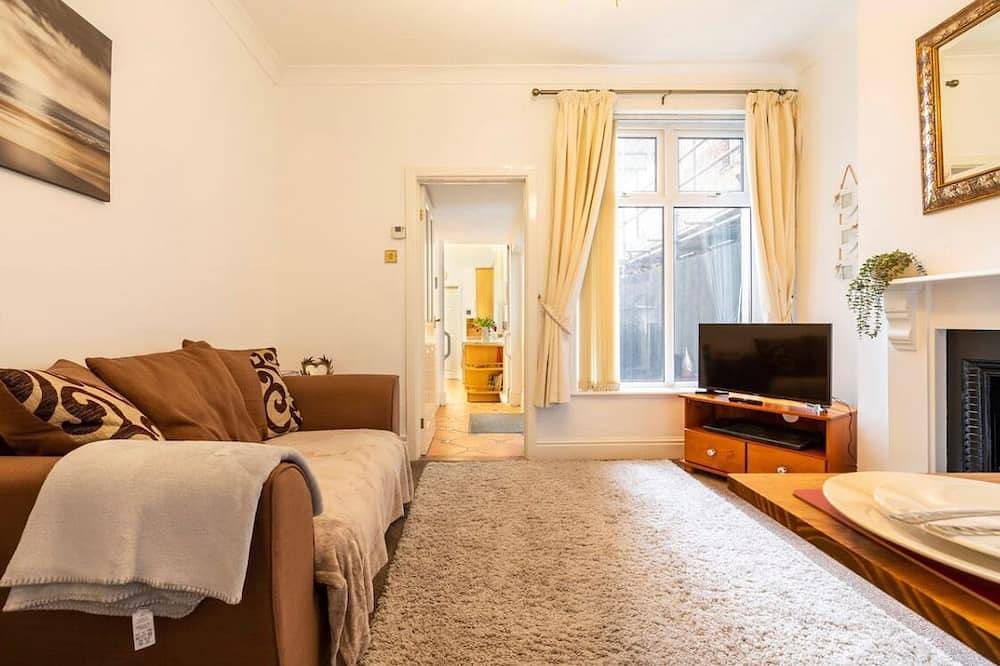 Entire apartment, Shelley’s Seaside Stay (Garden / Parking) in Porthcawl, Bridgend region