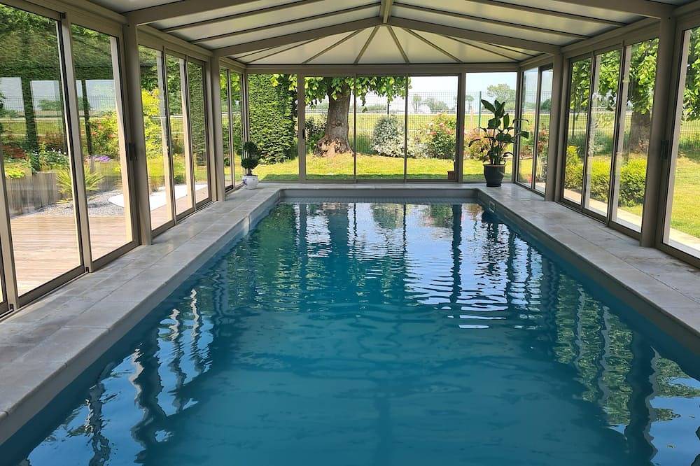 Villa, beach 3 km away, large indoor pool 28°, sauna, jacuzzi, 5* classification in Gonneville-en-Auge, Caen region