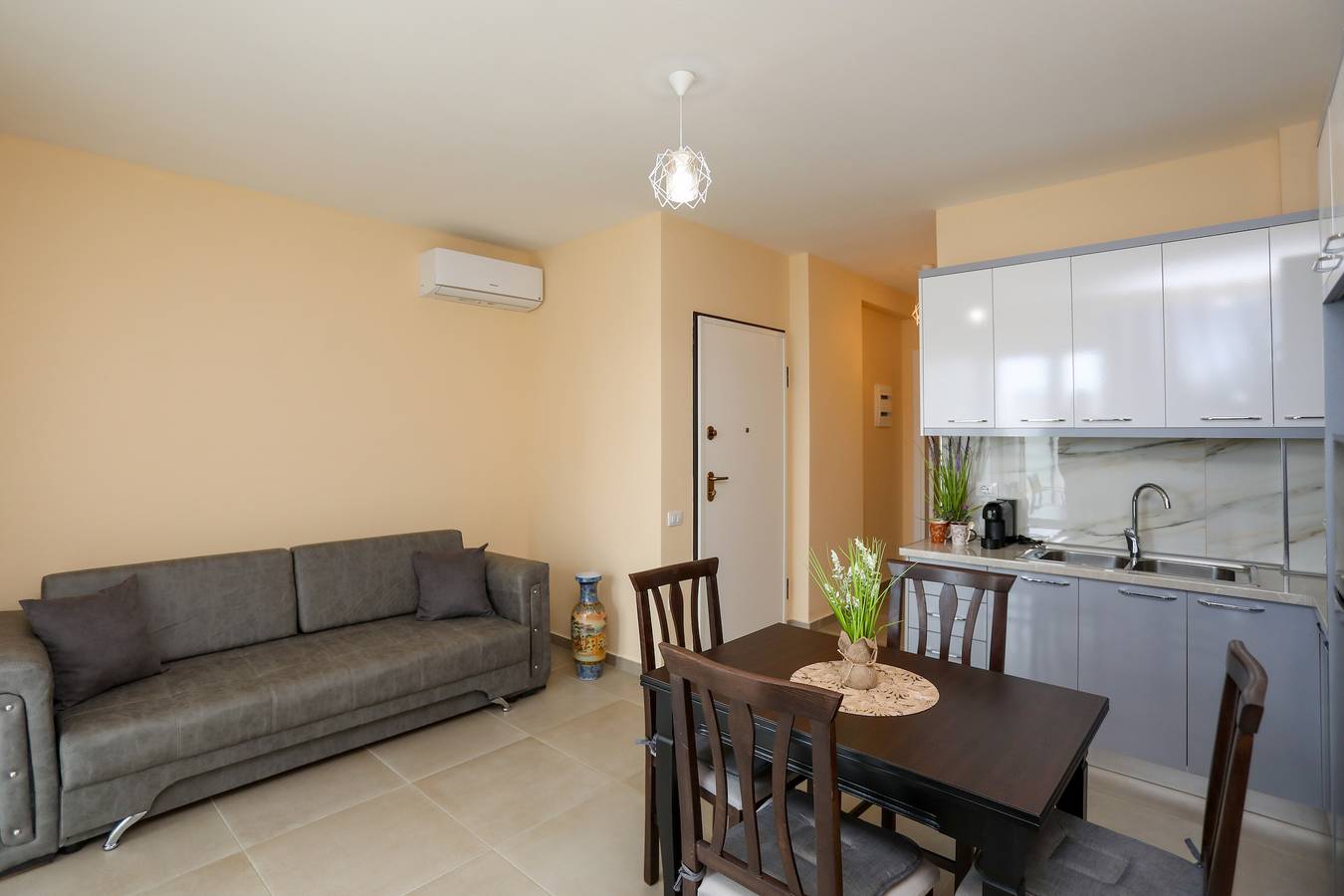 Apartamento entero, Apartamento de vacaciones para 4 personas con balcón in Vlorë (Ciudad), Vlorë
