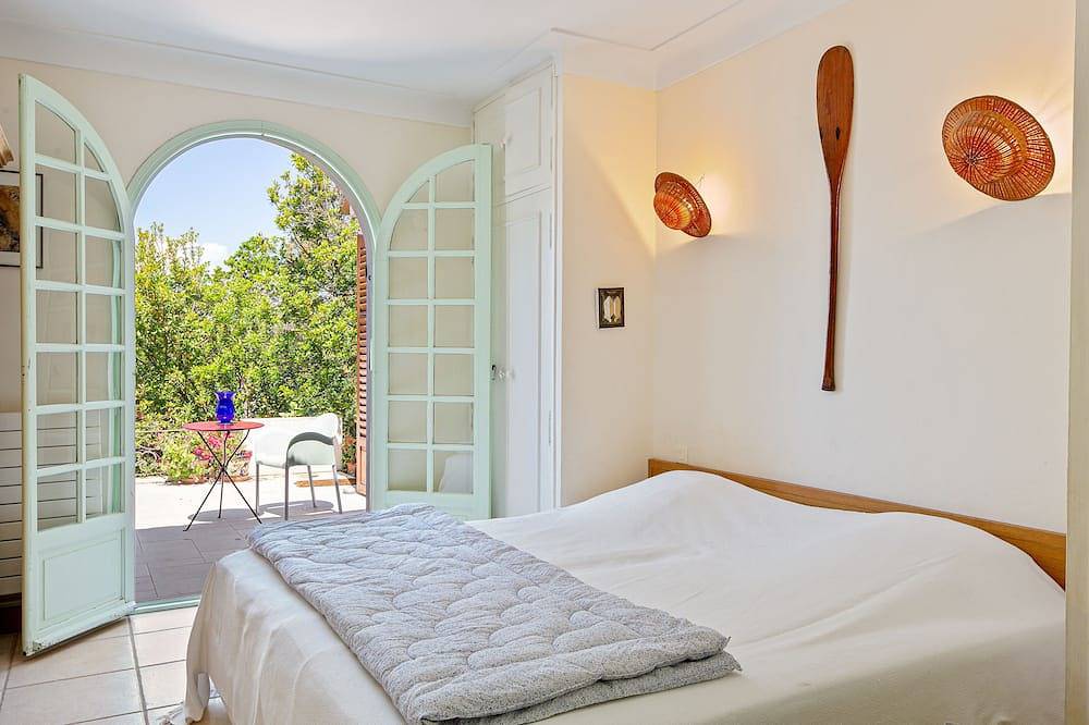 Waterfront family home on a sandy beach in Isolella, Pietrosella