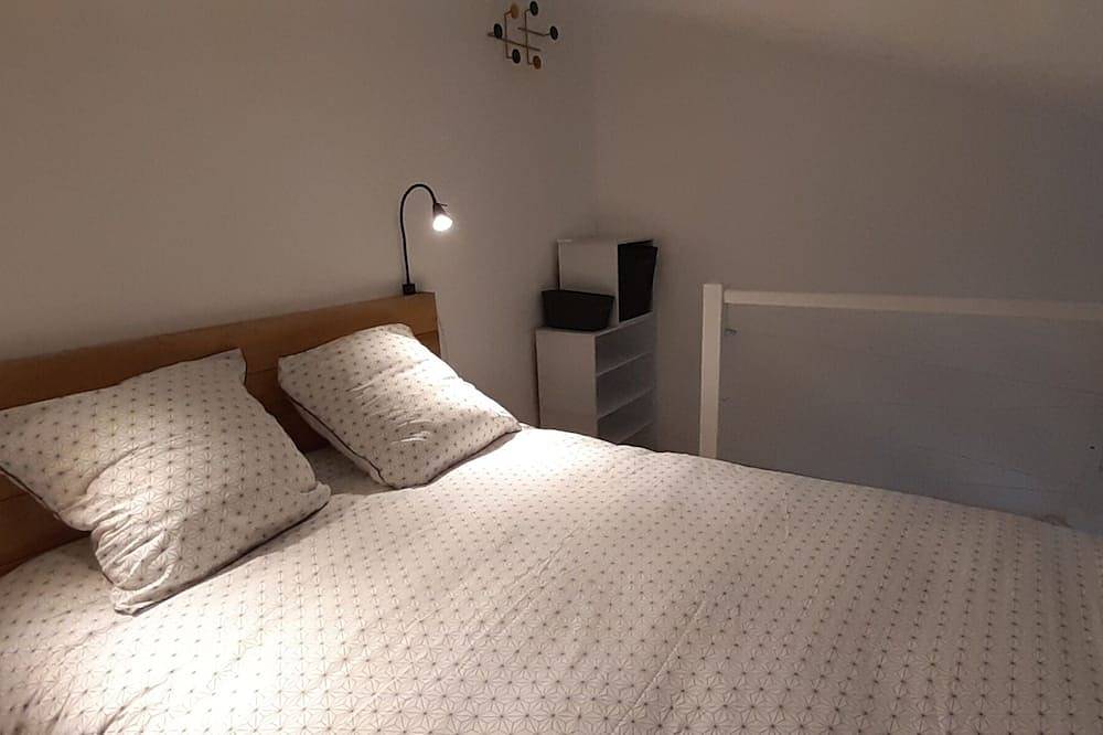 Entire apartment, La Louvatière, in the heart of the village, the ideal place to discover the Monts Jura. in Mijoux, Gex