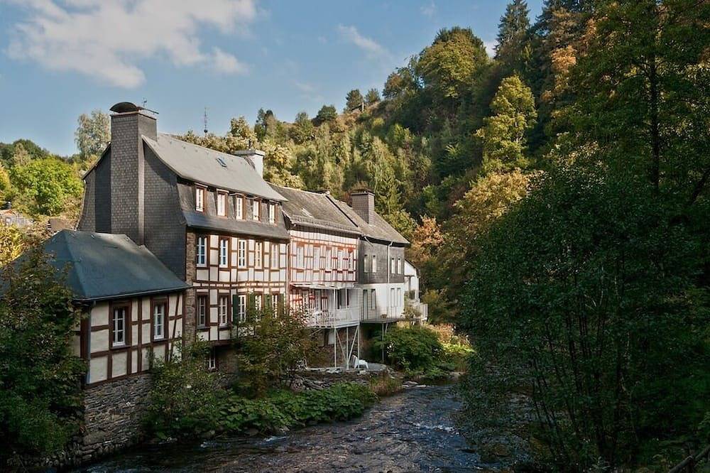 Bleibe Fachwerkhaus 18. Jhdt., modernes Design, Terrasse, Flussgrundstück in Monschau, Naturpark Hohes Venn-Eifel