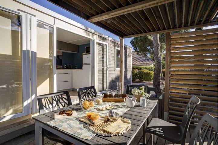 Camping pour 6 personnes, avec terrasse ainsi que jardin et piscine, animaux acceptés à Portiragnes - 2