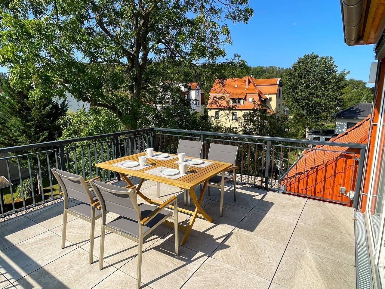 Ganze Ferienwohnung, Villa Buchholz - Fewo mit Wohnraum mit integr. Küche, 2 Schlafz., Bad mit Badewanne und extra Wc, 2. Etage, Dachterrasse, 100 m² in Arnstadt (Thüringen), Arnstadt