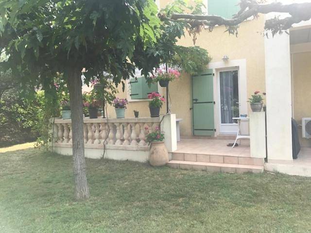 Gîte pour 3 personnes, avec piscine ainsi que vue et jardin à Saint-Julien-les-Rosiers