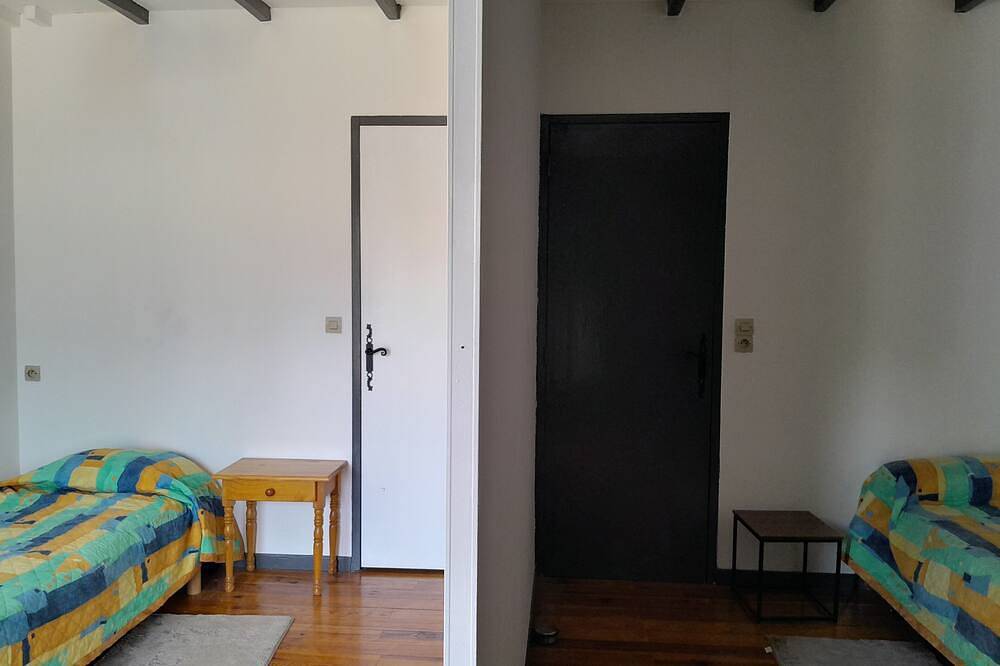 Air-conditioned, fenced-in, comfortable Provence gite close to shops. in Eyragues, Arles und Umgebung