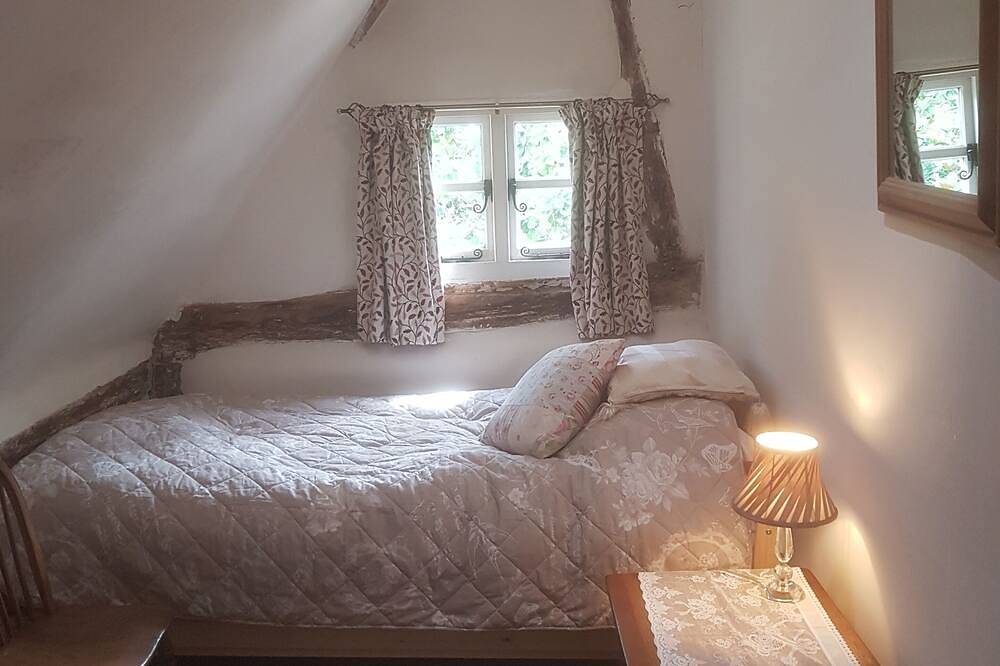 Charming  3 bed Thatched cottage in rural village near Stockbridge Winchester. in Hampshire