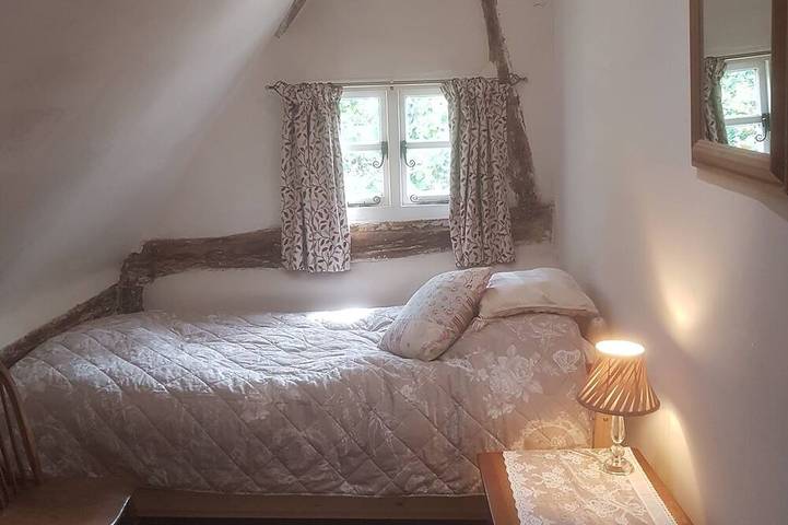 Charming  3 bed Thatched cottage in rural village near Stockbridge Winchester. in Hampshire