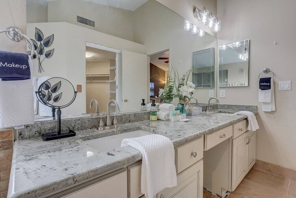 Spacious, Large Pool, Hot Tub, Oasis -close to Speedway, Strip, Airport in North Las Vegas, Nevada