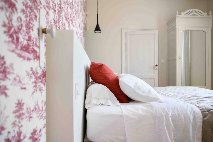 Château Haut Cazevert Guesthouse with Private Pool, Wi-Fi, and Air Conditioning in Blasimon, Langon region