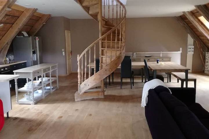 Gîte pour 10 personnes, avec jardin à Espinchal