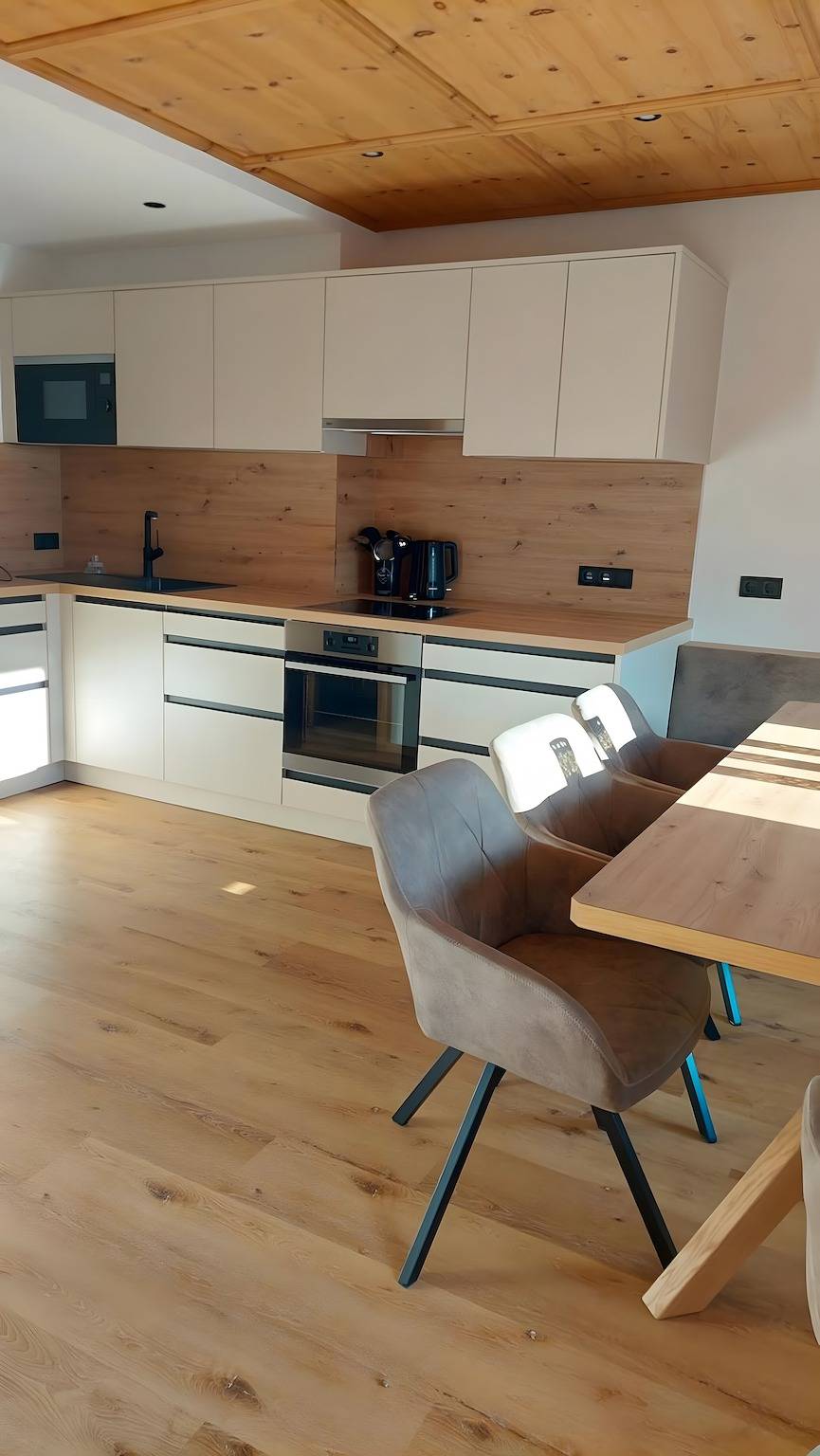 Ganze Wohnung, Apartment „Gästehaus Christoph“ mit Bergblick, Balkon und Wlan in Tuxer Alpen, Ried im Zillertal