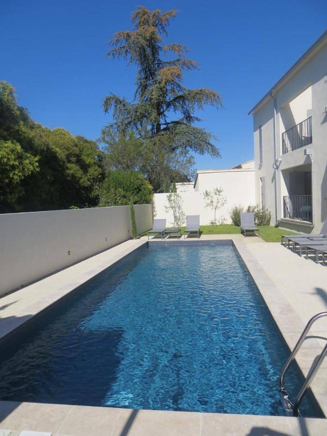 Appartement de vacances pour 4 personnes, avec vue ainsi que piscine et jardin