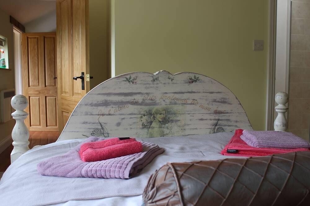 Dairy Cottage. Delightful luxury rustic cottage nr New Forest and South Coast. in Dorset