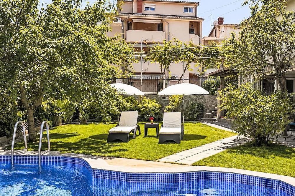 Entire apartment, Ein Apartment im Ferienhaus Zweirosen in Valbandon, Southcoast Istria