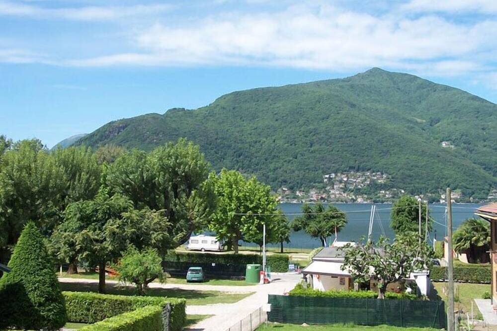 Entire apartment, 2-room apartment only 100 m from the beach and the lake promenade in Maccagno, Maccagno con Pino e Veddasca