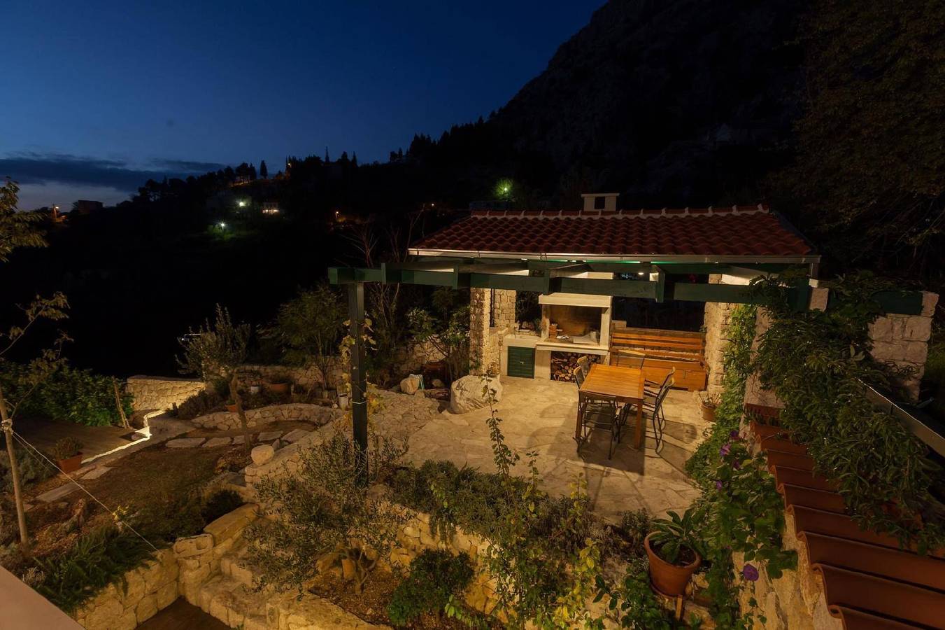Holiday House in Makarska with Large Garden and Wonderful View in Makarska, Rivera de Makarska