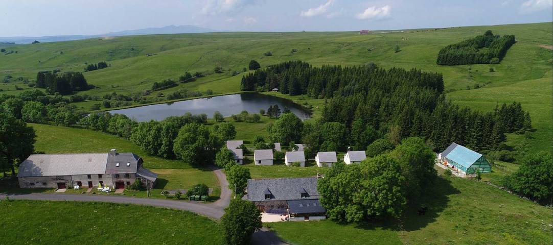 Gîte pour 6 personnes, avec terrasse ainsi que piscine et jardin à Montgreleix