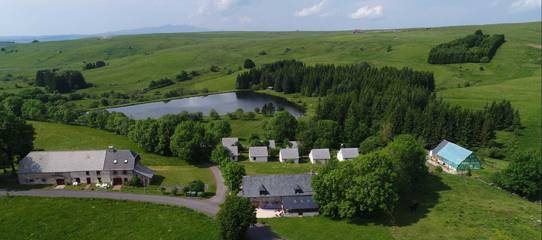 Gîte pour 6 personnes, avec jardin ainsi que piscine et terrasse à Montgreleix