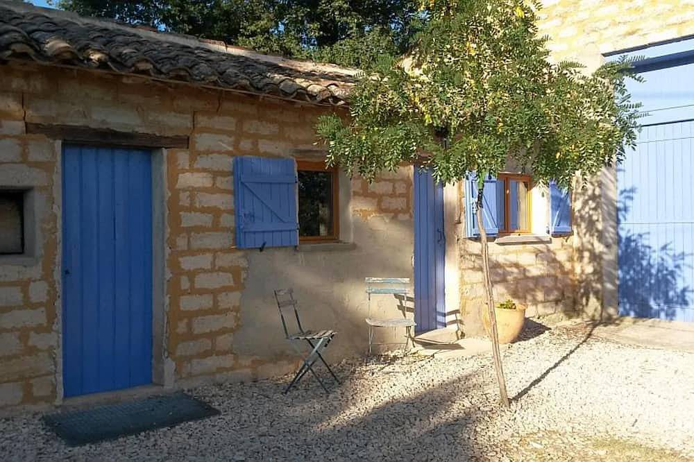 Studio Abricot est un petit studio confortable pour deux personnes. in Mazan, Parc naturel régional du Mont-Ventoux