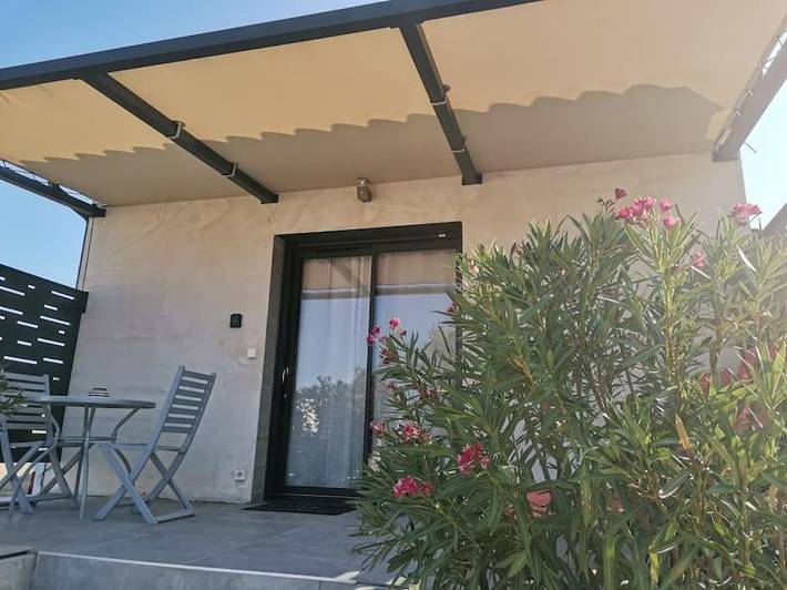 Gîte pour 2 personnes, avec terrasse et piscine à Uchaux