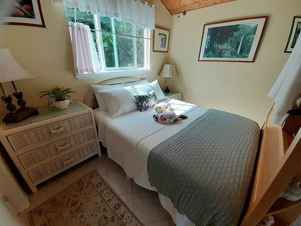 Hilo Stadt ~ Ultra Private Gated Botonical Garten Cottage w Koi Pond in Hilo, North Hilo