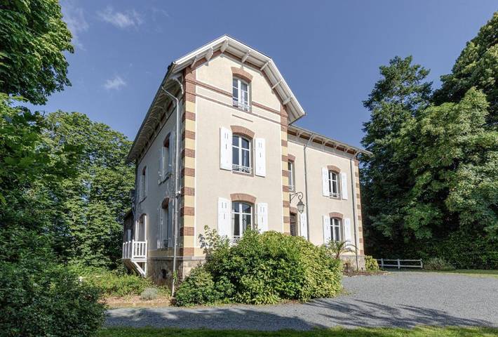 Villa pour 15 personnes, avec vue et bassin pour enfant ainsi que jardin et piscine