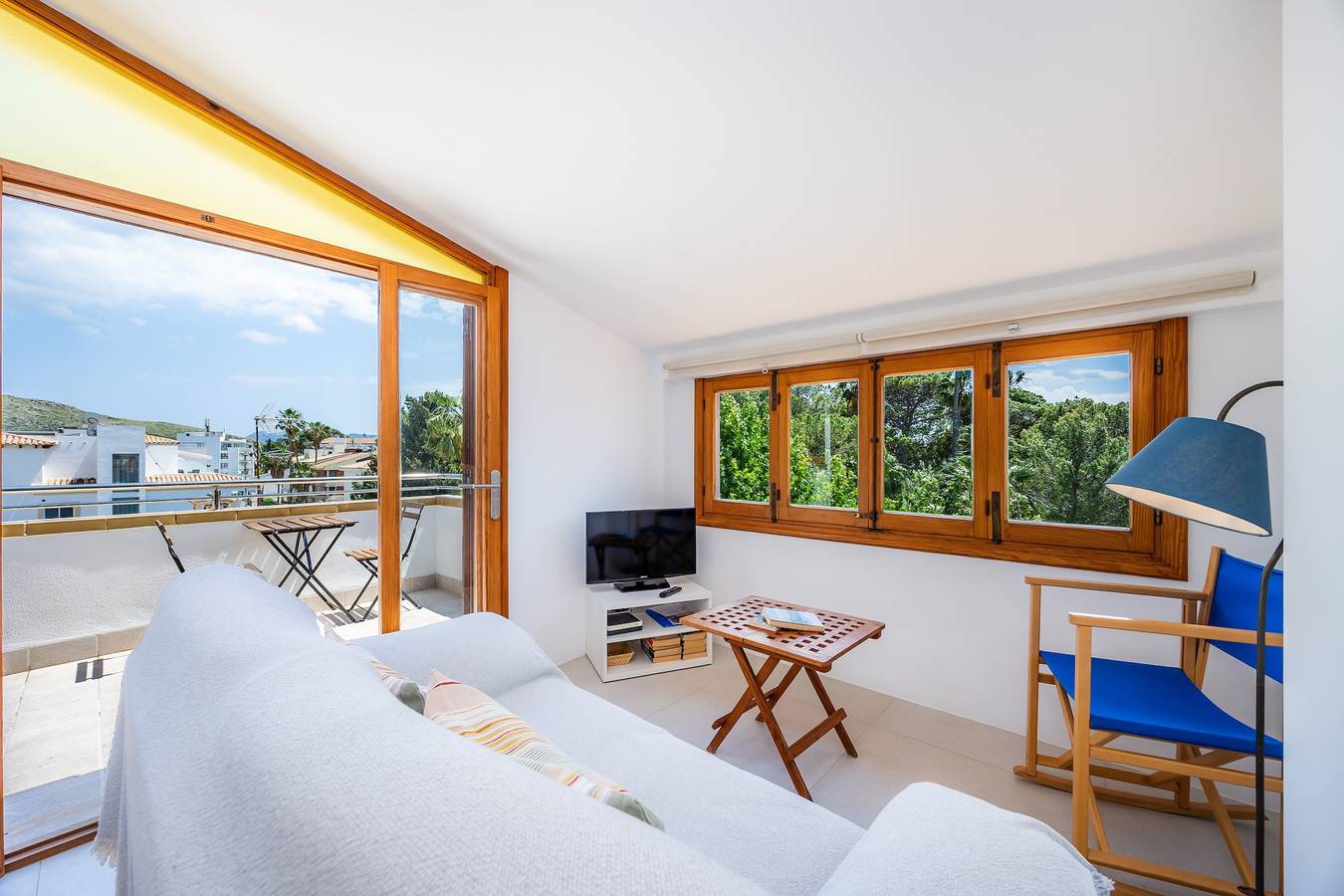 Apartamento inteiro, Apartamento 'Faro Attic B' com vista para o mar, Wi-Fi e ar condicionado in Port de Pollença, Pollença