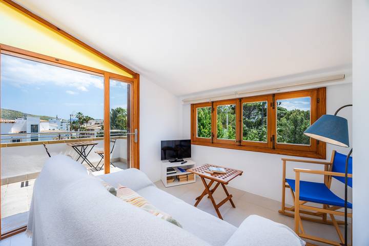 Apartamento inteiro, Apartamento 'Faro Attic B' com vista para o mar, Wi-Fi e ar condicionado in Port de Pollença, Pollença