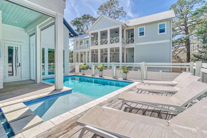 Vacation rental for 14 people, with balcony and yard in Seagrove Beach