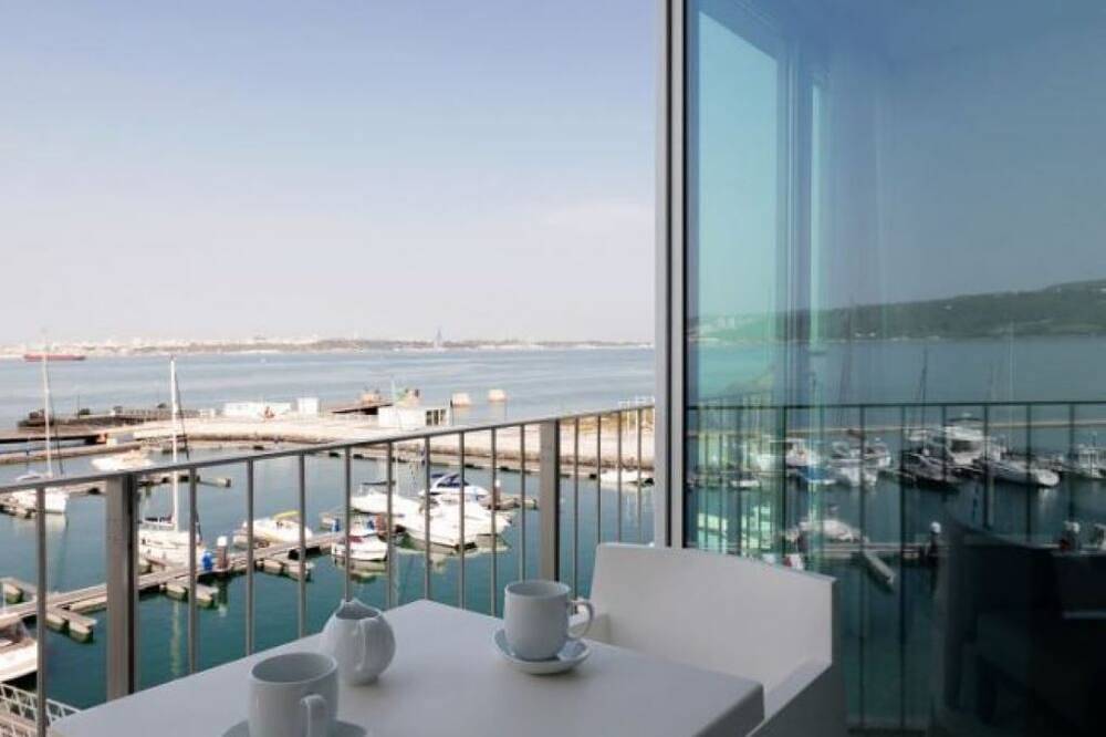 Enjoy Lisbon & Comporta Beach: Kitchenettes, Free Parking, Under Hour to City in Praia Tróia Mar, Carvalhal