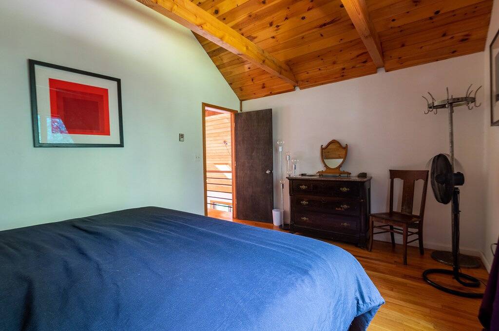 Modern Retreat in Wäldern mit Bachlauf und Wandern in der Nähe von Bethel Woods in Sullivan County