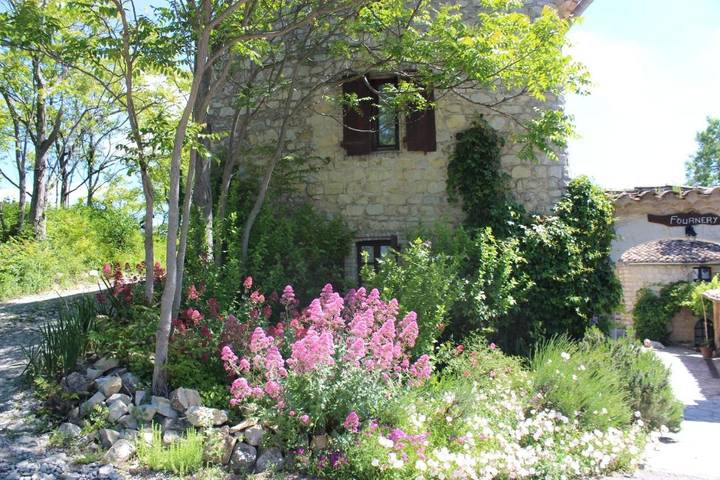 Location de vacances pour 2 personnes, avec Terrasse et Jardin ainsi que Piscine et Vue à Villeneuve-de-Berg