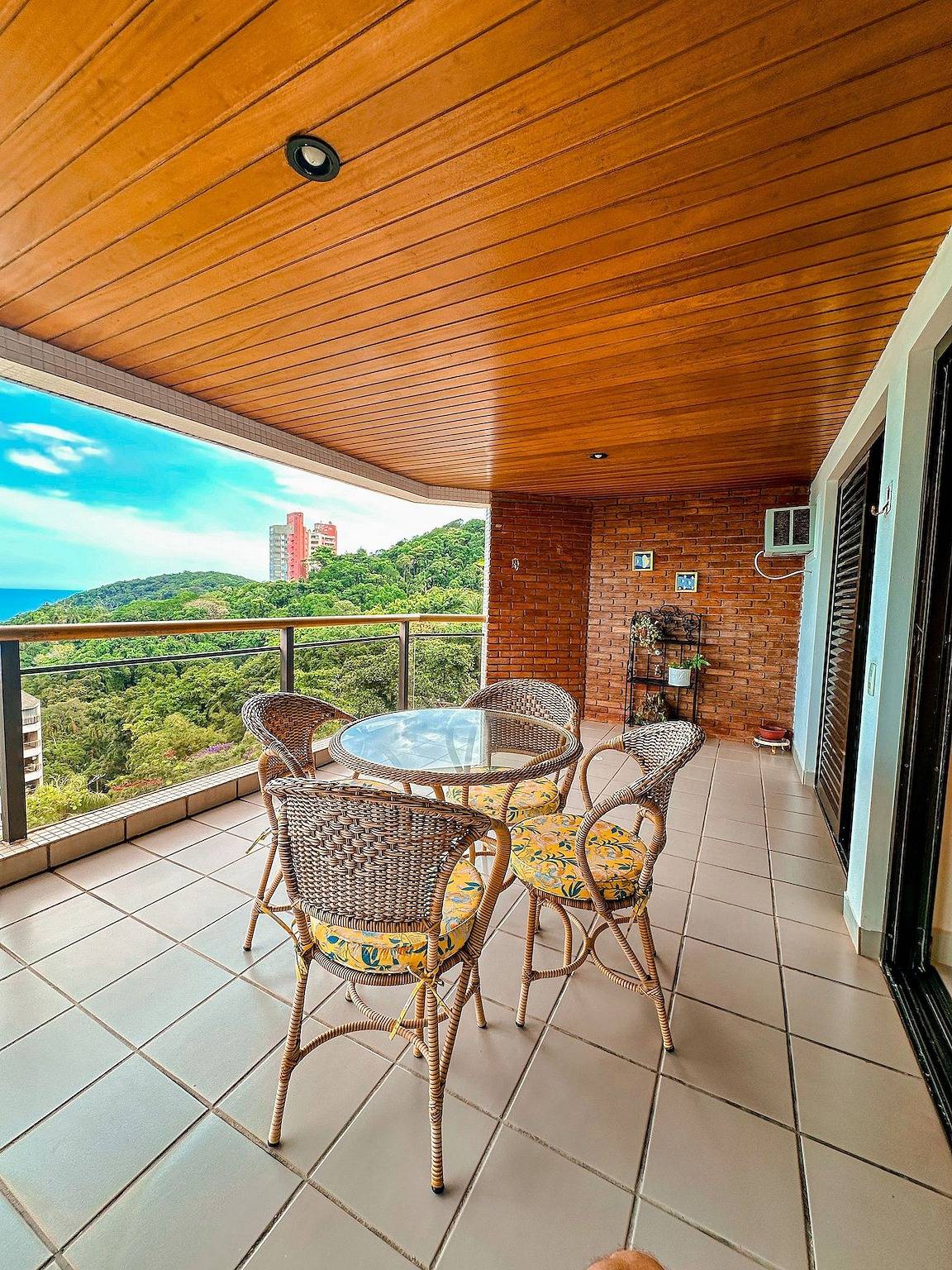 Appartamento intero,  in Guarujá with 4 bedrooms and 4 bathrooms in Tortuga (Guarujá), Praia da Enseada (Guarujá)
